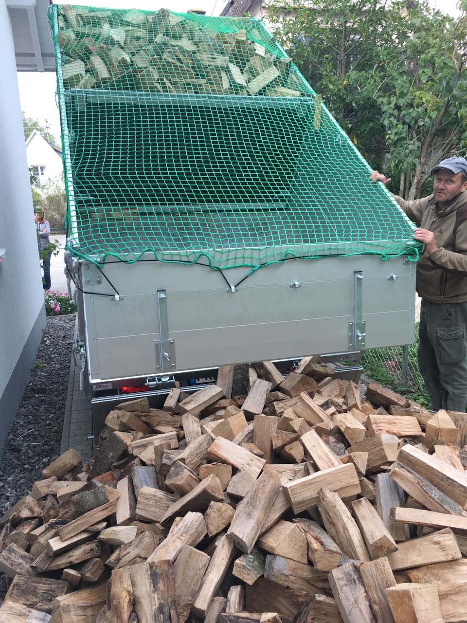 Holzlieferung mit neuem Autoanhänger von Brennholz Schmidt